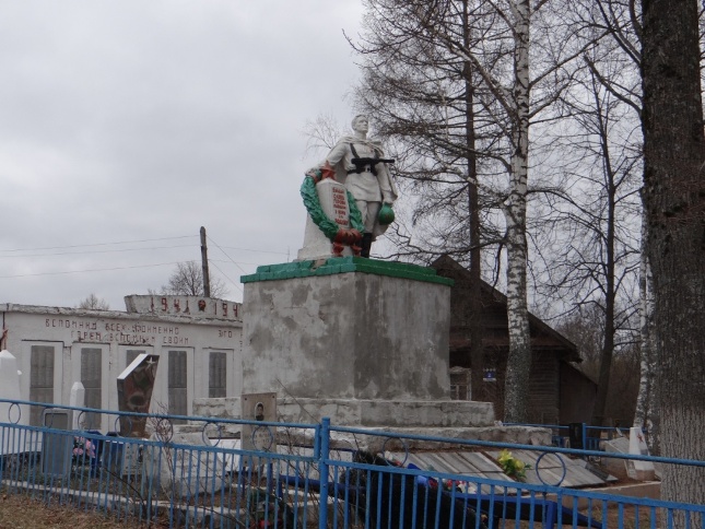 Мемориал – Братская могила советских воинов в селе Залучье Старорусского района Новгородской области